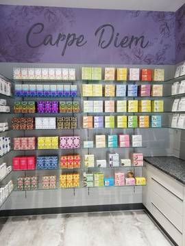 Apotheken Umbau – Präsentationswand „Carpe Diem“ mit Produktregalen