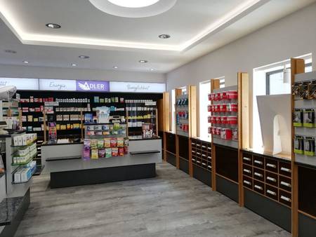 Apotheken Umbau – Innenraum mit Produktregalen und Holzelementen