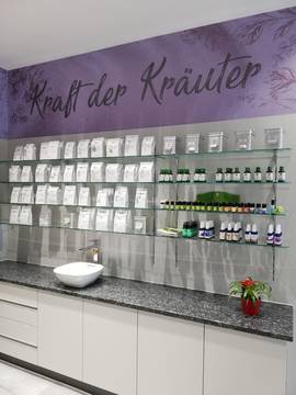 Apotheken Umbau – Präsentationswand „Kraft der Kräuter“