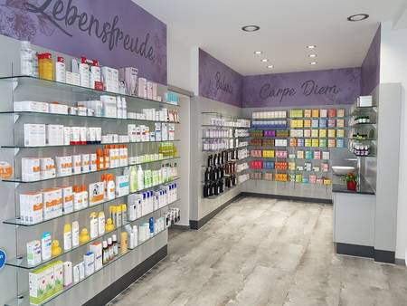 Apotheken Umbau – Verkaufsraum mit Kosmetik und Produktregalen