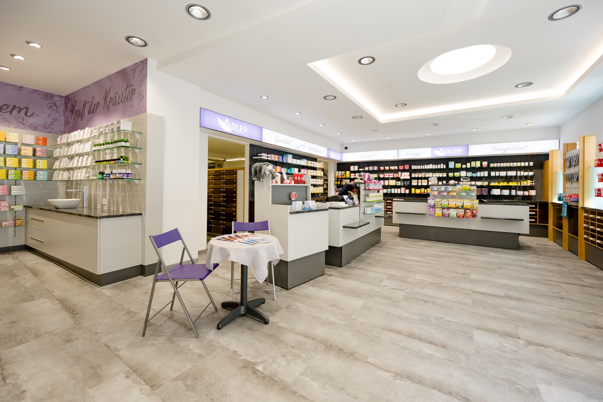 Heller Innenraum der Adler Apotheke in Knittelfeld