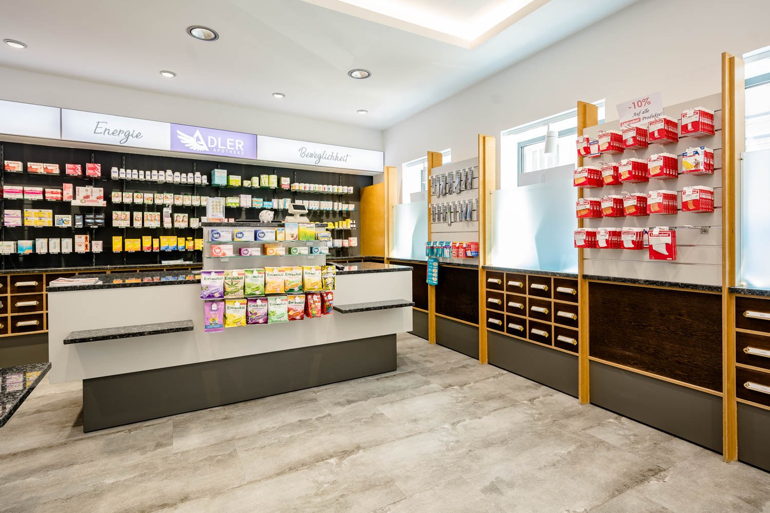 Verkaufs- und Beratungsbereich der Adler Apotheke